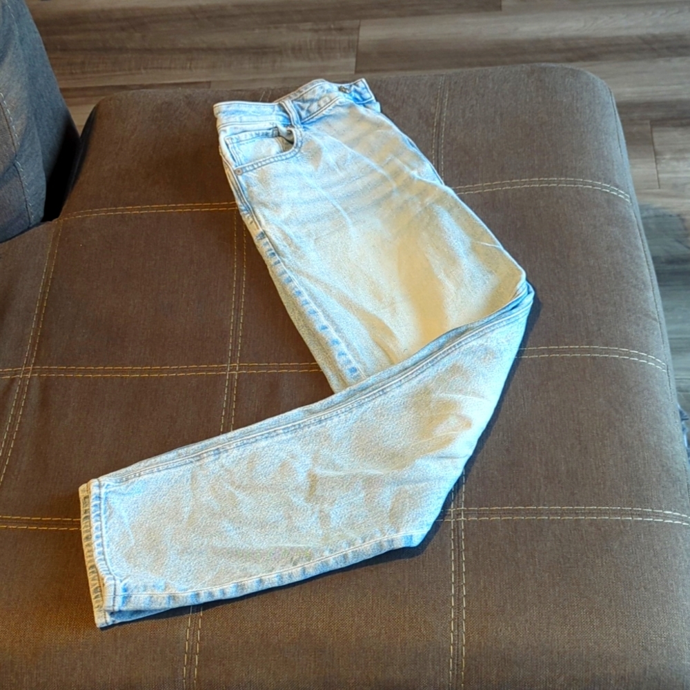 American Eagle, Strigid Mom Jean, light wash. Size 10, regular.